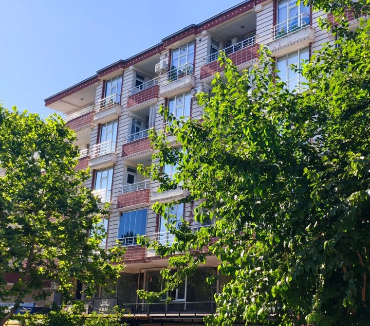 Fatih'te Cadde Üzeri Satılık 3+1 Daire (130m²)