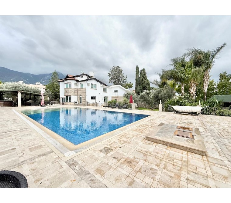 Ozankoy’de 2 dönüm arazi içerisinde private SATILIK 6 odalı lüks villa...