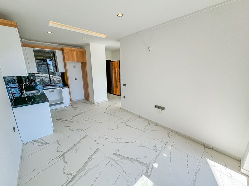 ALANYA AVSALLAR’DA DENİZE 800 M HAVUZ MANZARALI 1+1 DAİRE