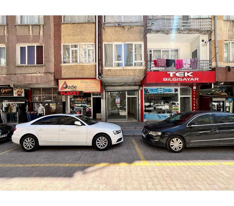 AKDAMAR - Eski Adliye Karşısı Satılık 25m² Dükkan !