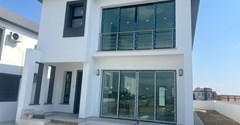 LEFKOŞA YENİKENTDE SATILIK TÜRK KOÇANLI 220M2'DEN DUPLEX 4 +1 VİLLA. BANKA KREDİSİNE UYGUNDUR.