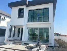 LEFKOŞA YENİKENTDE SATILIK TÜRK KOÇANLI 220M2'DEN DUPLEX 4 +1 VİLLA. BANKA KREDİSİNE UYGUNDUR.