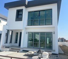 LEFKOŞA YENİKENTDE SATILIK TÜRK KOÇANLI 220M2'DEN DUPLEX 4 +1 VİLLA. BANKA KREDİSİNE UYGUNDUR.