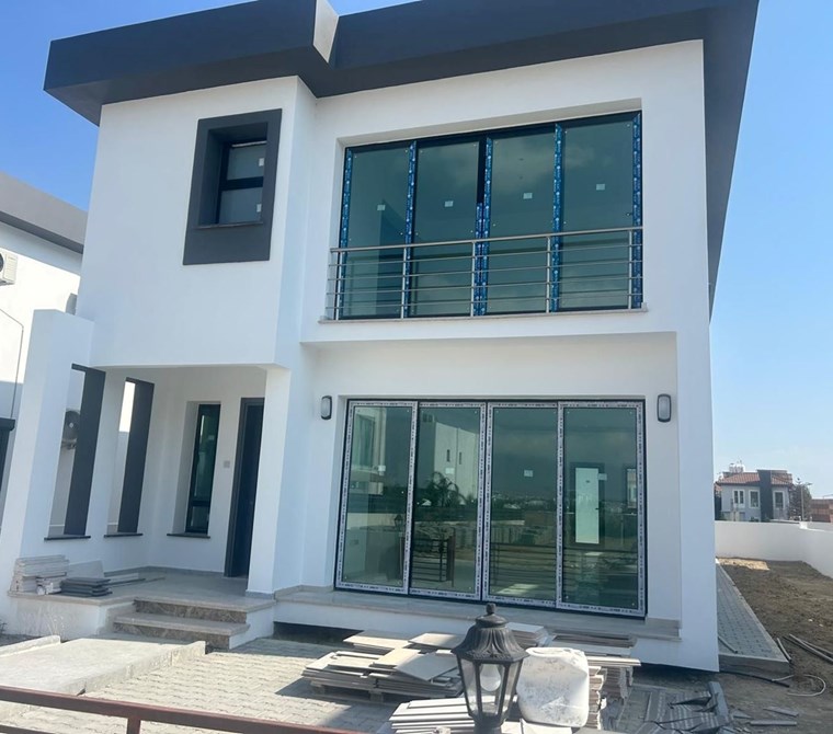 LEFKOŞA YENİKENTDE SATILIK TÜRK KOÇANLI 220M2'DEN DUPLEX 4 +1 VİLLA. BANKA KREDİSİNE UYGUNDUR.