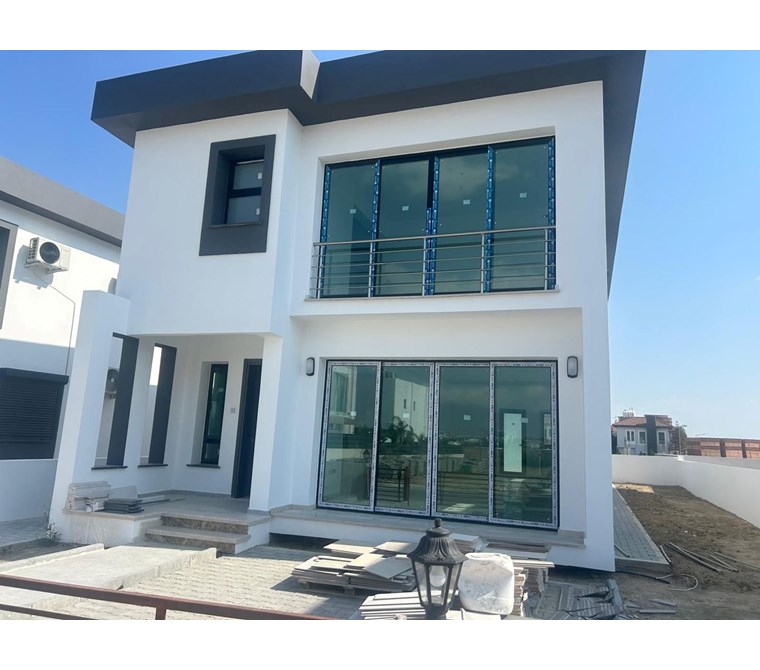 LEFKOŞA YENİKENTDE SATILIK TÜRK KOÇANLI 220M2'DEN DUPLEX 4 +1 VİLLA. BANKA KREDİSİNE UYGUNDUR.