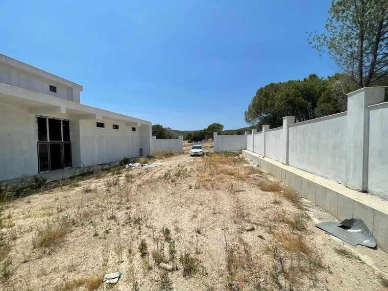 İzmir Menderes Küner'de Natamam Müstakil Ev ve 2000m2 Arsa