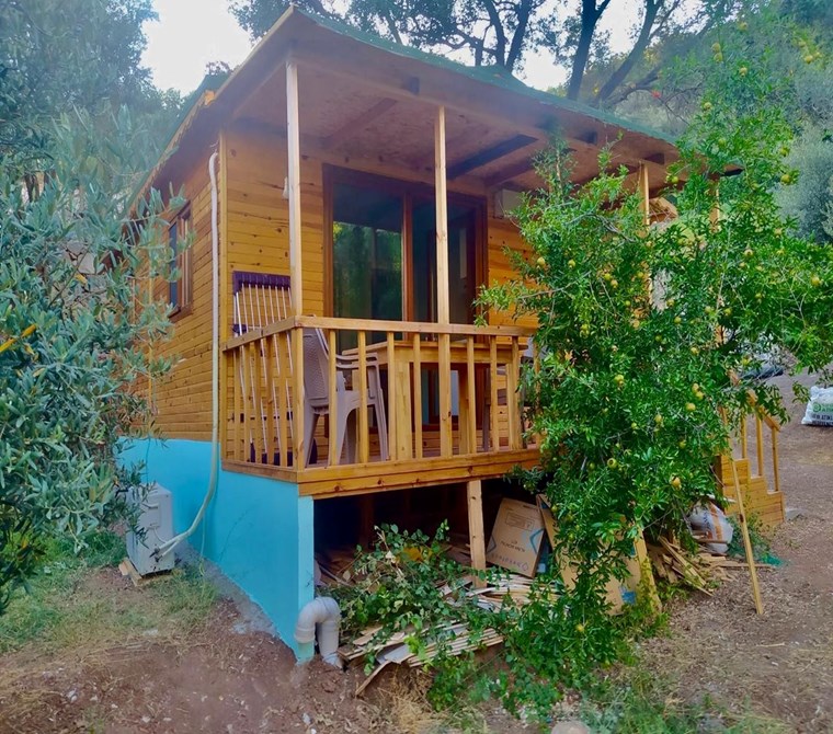 Fethiye Faralya 1.548 m² Tarla İçinde Kabak Koyu’na Çok Yakın Konumda Ahşap Ev – Elektrik, Yol, Su