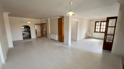 Büyükada Yirmi Üç Nisan Caddesinde Satılık Masrafsız