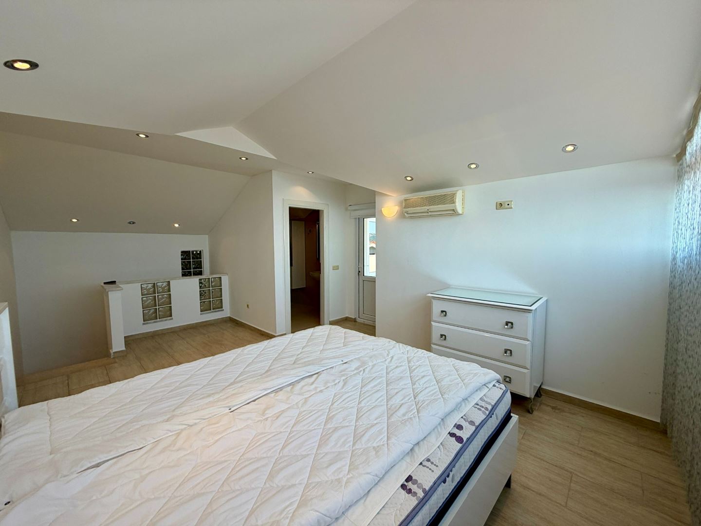 ALANYA KLEOPATRA’DA PANORAMİK DENİZ MANZARALI FULL EŞYALI 3+1 PENTHOUSE