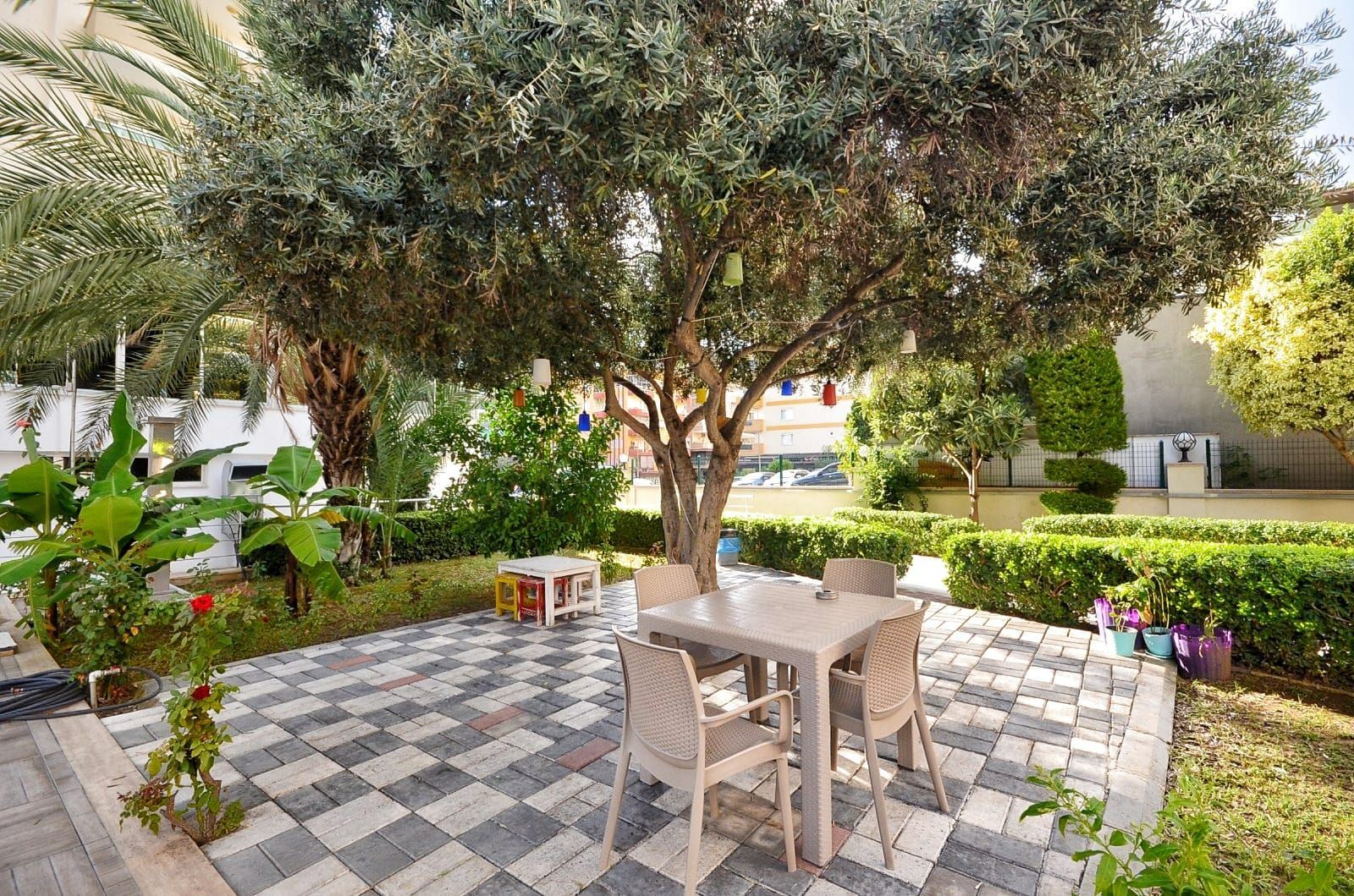ALANYA MAHMUTLARDA ULTRA LÜKS EŞYALI MERKEZİ KONUMDA 1+1 SATILIK DAİRE