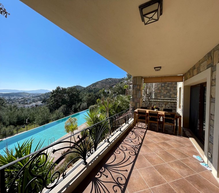 Bodrum Merkezde Havuzlu ve Güvenli Sitede Eşyalı Kiralık 2+1 Daire