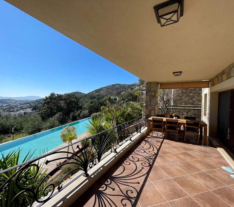 Bodrum Merkezde Havuzlu ve Güvenli Sitede Eşyalı Kiralık 2+1 Daire