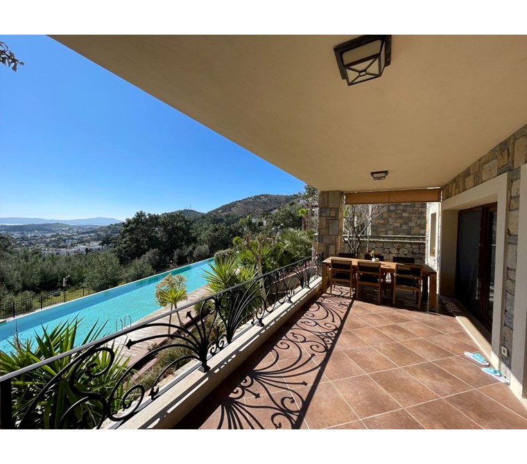 Bodrum Merkezde Havuzlu ve Güvenli Sitede Eşyalı Kiralık 2+1 Daire