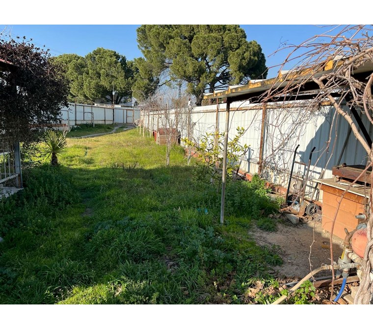 Menemen Musabey de 1 Dönüm İçinde Elektrik ve Suyu Olan Bağ Evi