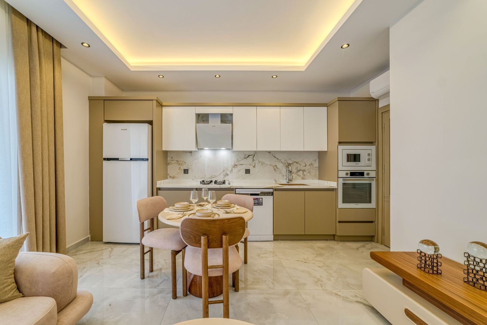 ALANYA GÜLLERPINARI’NDA MERKEZİ KONUMDA ULTRA LÜKS EŞYALI 2+1 SATILIK DAİRE · 3 · Fotoğraflar