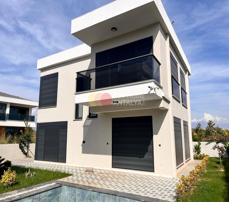 Antalya Manavgat Side'de Plaja ve Çarşıya Yakın, Vatandaşlığa Uygun Satılık Lüks Villalar