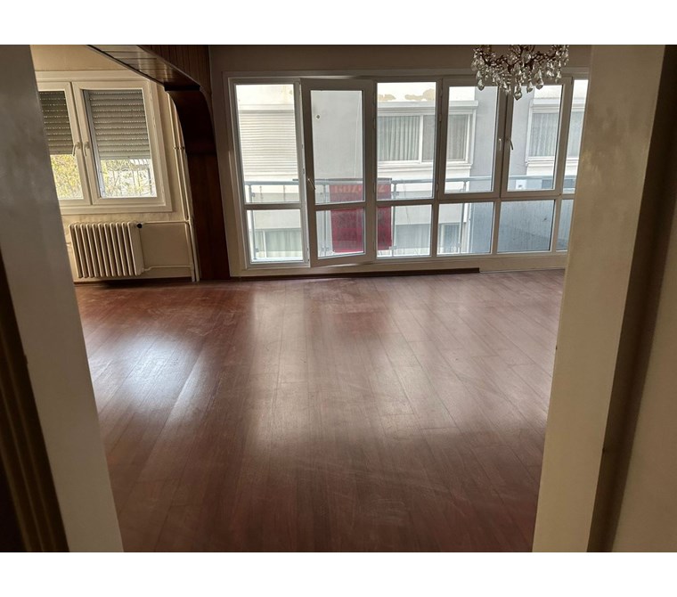 Göztepe'de Caddeye Yakın Asansörlü Satılık Daire