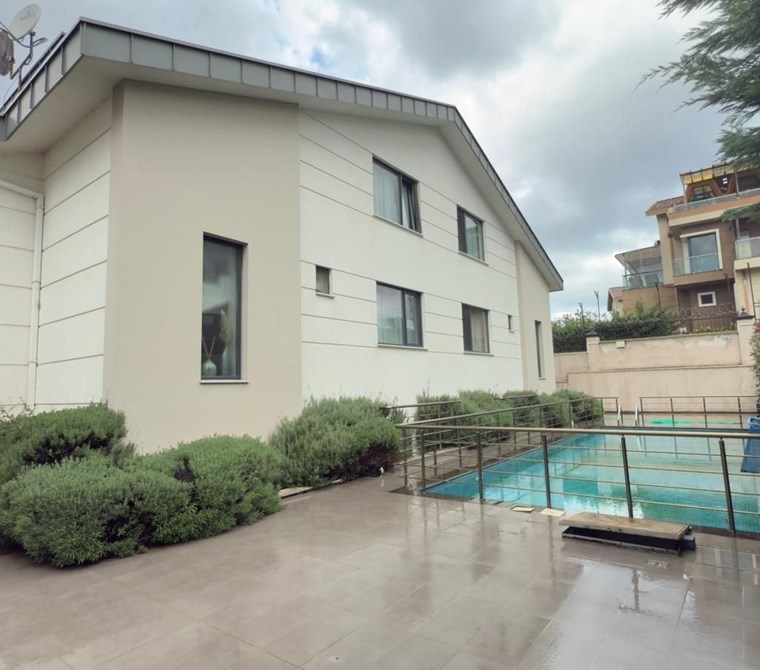 Zekeriyaköy'de Butik Sitede Dekorasyonlu Satılık İkiz villa