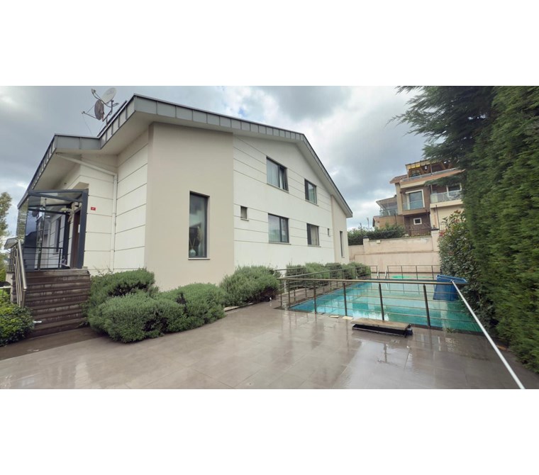 Zekeriyaköy'de Butik Sitede Dekorasyonlu Satılık İkiz villa