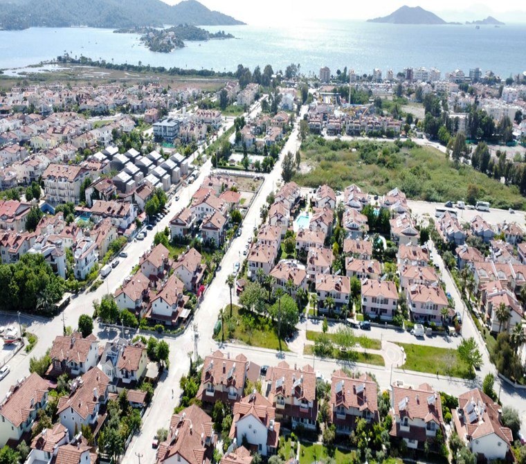 Fethiye Foça Mahallesi’nin Gözde Konumunda Müstakil Girişli, Geniş Bahçeli Satılık Villa