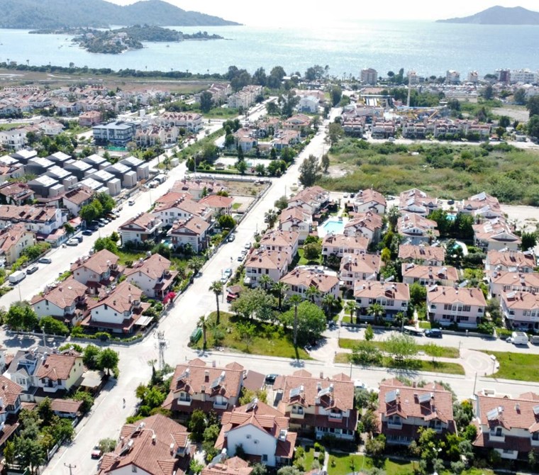Fethiye Foça Mahallesi’nin Gözde Konumunda Müstakil Girişli, Geniş Bahçeli Satılık Villa