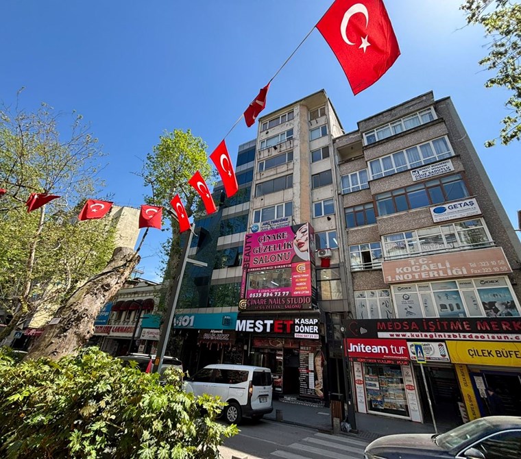 İZMİT YÜRÜYÜŞ YOLUNA CEPHE TEK KATTA 80 m² KİRALIK İKİ OFİS