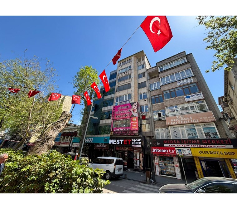 İZMİT YÜRÜYÜŞ YOLUNA CEPHE TEK KATTA 80 m² KİRALIK İKİ OFİS