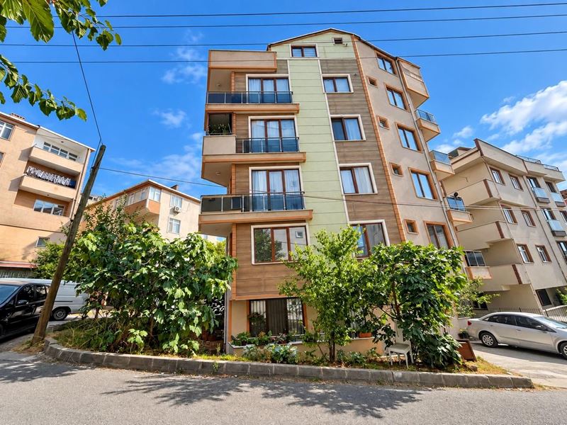 Köşe başında güzel konumlu asansörlü kat mülkiyetli 2+1 daire