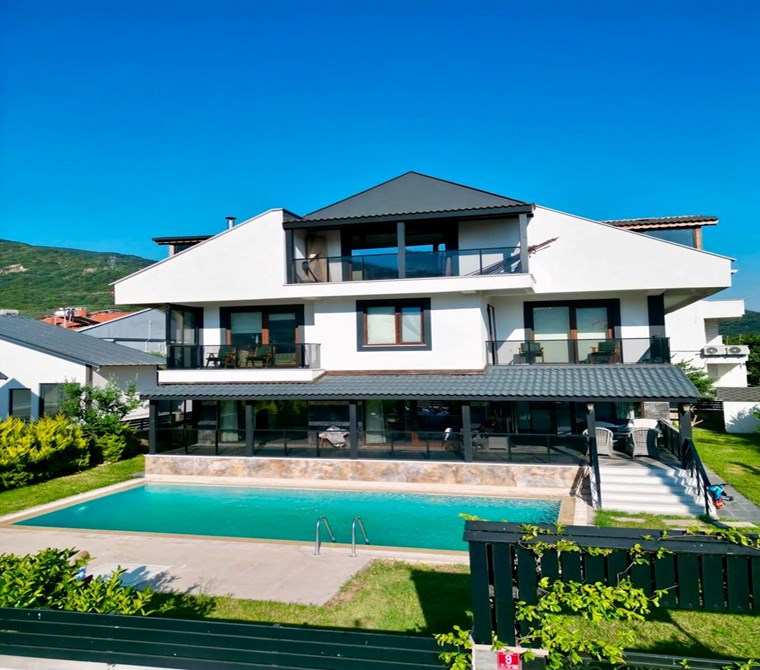 CM GROUP INVEST-Sahile 200 metre Müstakil Havuzlu 8+1 Tripleks Villa