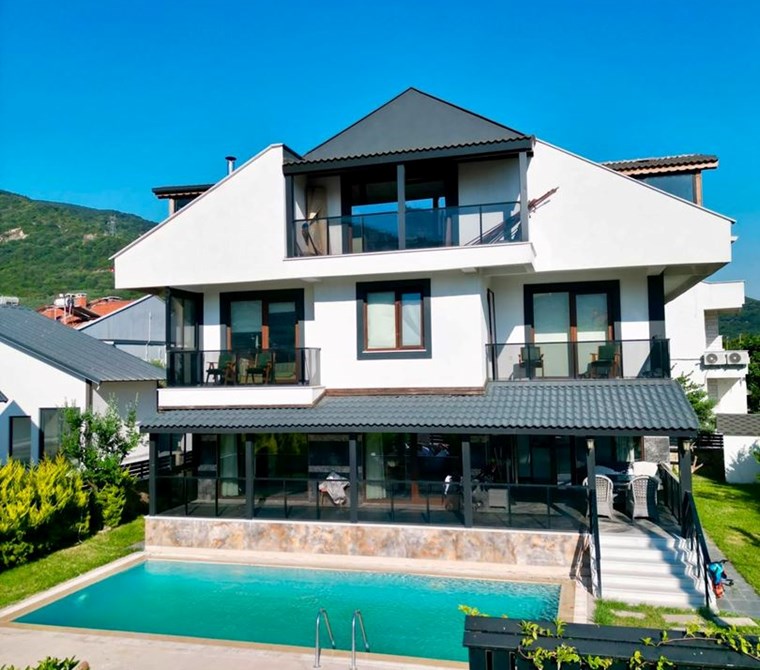 CM GROUP INVEST-Sahile 200 metre Müstakil Havuzlu 8+1 Tripleks Villa