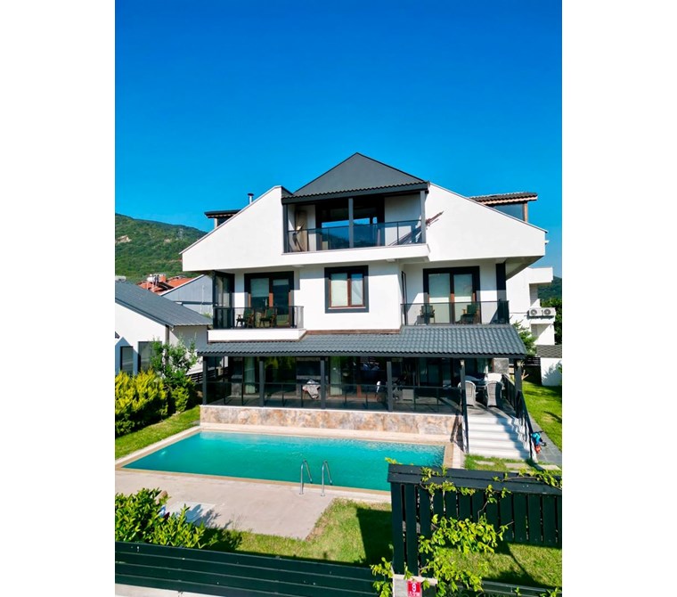 CM GROUP INVEST-Sahile 200 metre Müstakil Havuzlu 8+1 Tripleks Villa