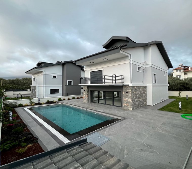  Fethiye Ölüdeniz Hisarönü’nde Modern Mimariyle Hayallerinize Dokunan 4+1 Sıfır Özel Havuzlu Villa