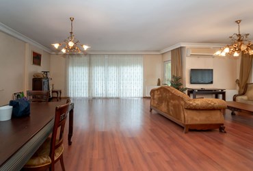 YEŞİLKÖY'DE 13 YILLIK BİNADA SATILIK 4+1 BOŞ DAİRE