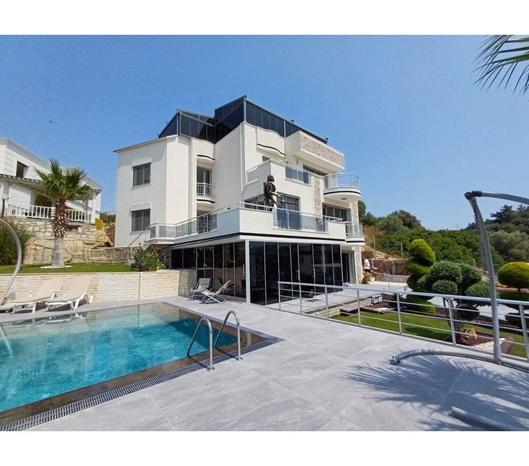 KUŞADASINDA EMSALSİZ 1200 M2 İÇİN DE SOSYAL DONATILI MÜSTAKİL VİLLA