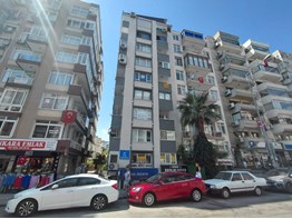 ÜÇKUYULAR İNÖNÜ CADDESİN DE SATILIK DAİRE