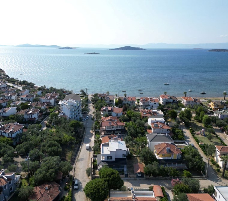 AYVALIK SAHİLKENTTE DENİZE ÇOK YAKIN MASRAFSIZ BÜYÜK MÜSTAKİL VİLLA