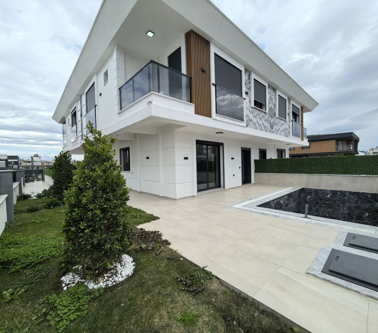 📍Didim, Efeler Mah. Havuzlu Sıfır Yapı 3+1 Villa