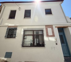 ALTIN EMLAKTAN AYVALIKTA SATILIK BAHÇELİ MASRAFSIZ RUM EVİ