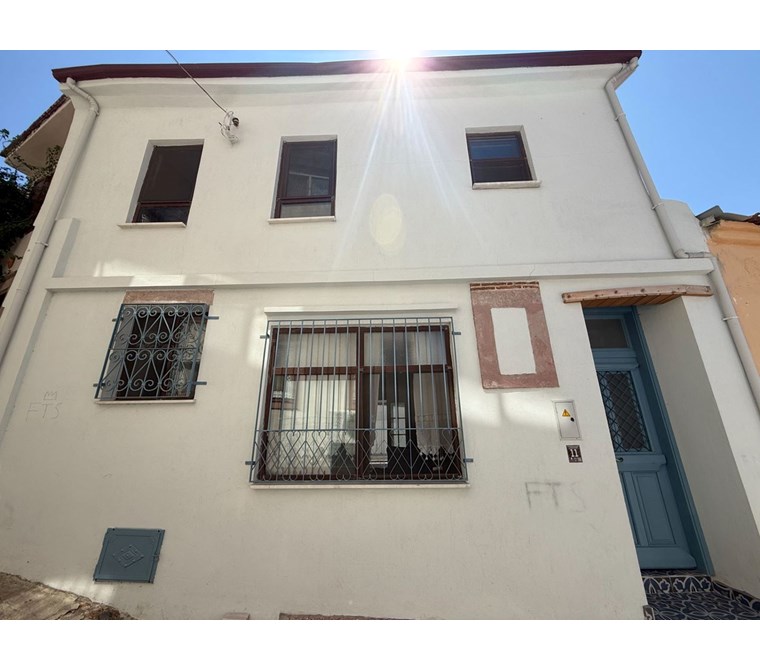 ALTIN EMLAKTAN AYVALIKTA SATILIK BAHÇELİ MASRAFSIZ RUM EVİ