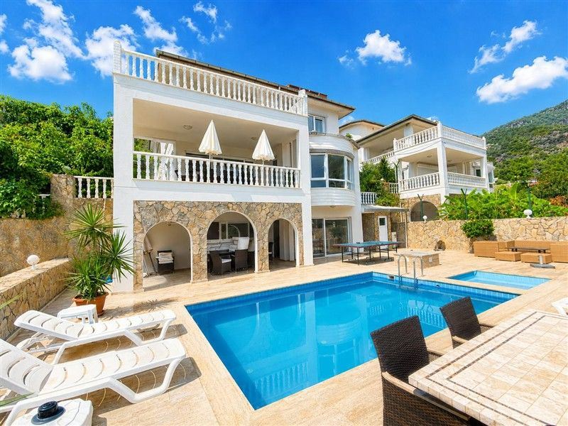 ALANYA TEPE’DE MUHTEŞEM ŞEHİR VE DENİZ MANZARALI ÖZEL HAVUZLU 4+2 VİLLA