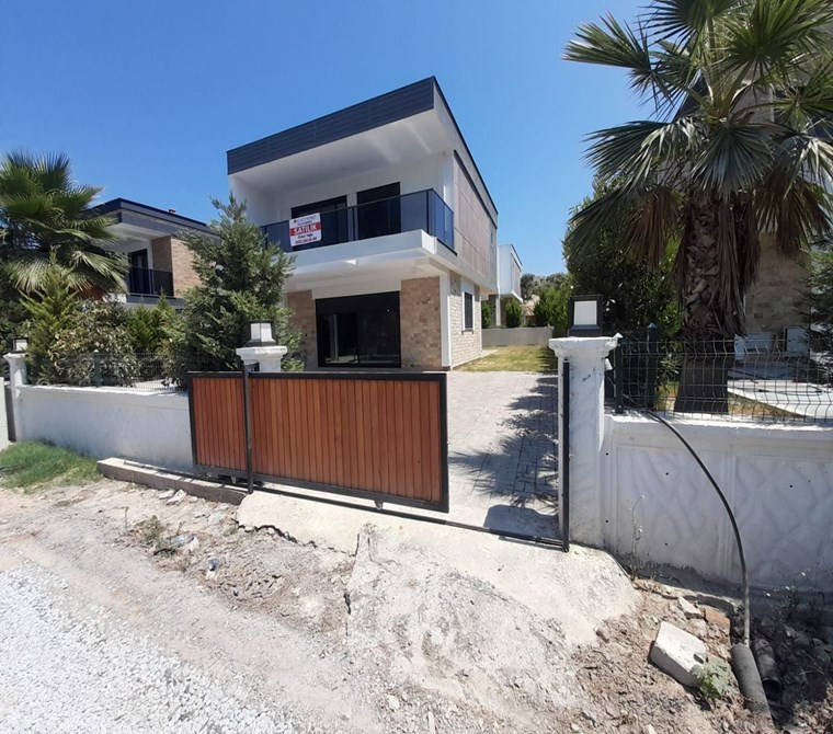 KUŞADASI DAVUTLAR MERKEZDE SATILIK LÜKS 4+1 MÜSTAKİL VİLLA