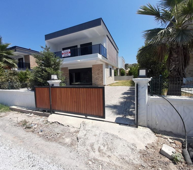 KUŞADASI DAVUTLAR MERKEZDE SATILIK LÜKS 4+1 MÜSTAKİL VİLLA