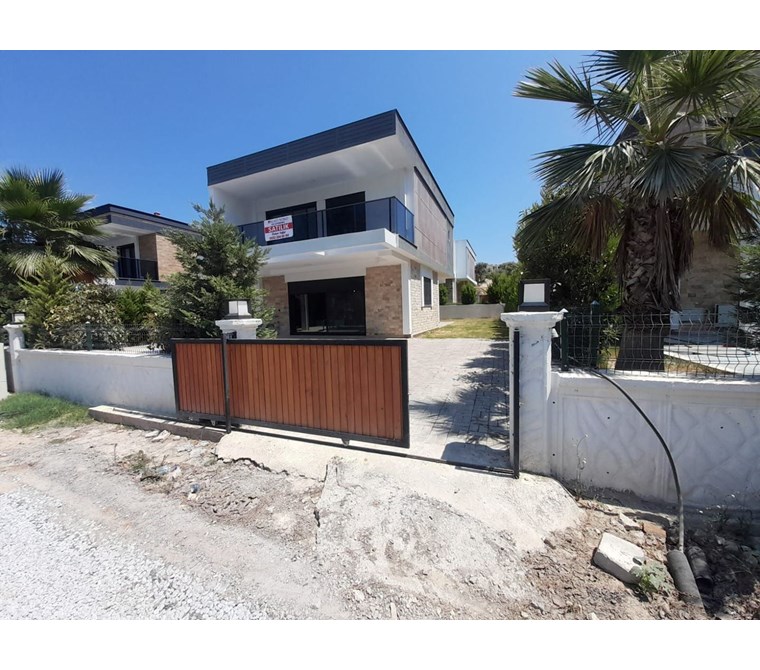 KUŞADASI DAVUTLAR MERKEZDE SATILIK LÜKS 4+1 MÜSTAKİL VİLLA