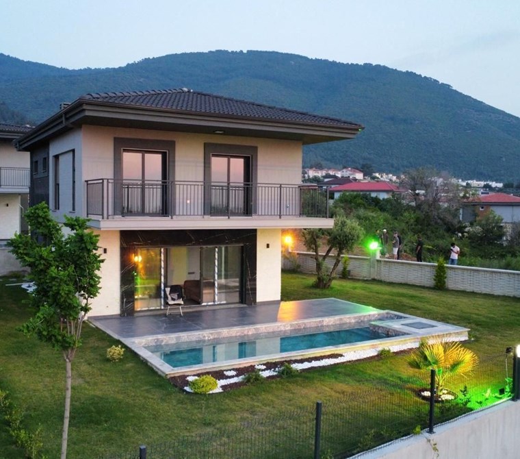 REALTY WORLD EFES'TEN GÜZELÇAMLIDA SİTE İÇERİSİNDE 4+1 DUBLEKS