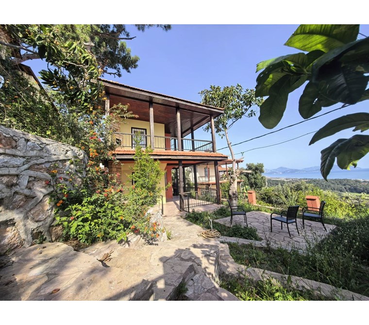 Sarıgerme’de Panoramik Deniz Manzaralı,Bahçeli Satılık Tripleks Villa