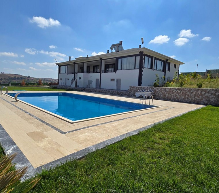 GEREDELİ KÖYÜNDE GÖLET MANZARALI HAVUZLU 10.116 M² SATILIK TARLA