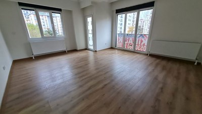 Selamiçeşme Özgürlük Parkına Yakın Balkonlu Kiralık Daire