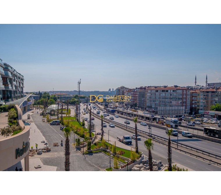 FLORYA E5 CEPHELİ PLAZADA 95 M2 KULLANIMLI OFİS