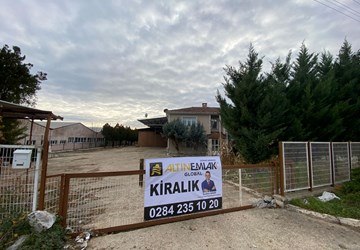 KİRALIK YENİ İMARETTE İDARİ BİNA VE DEPOSU BULUNAN MÜSTAKİL ARSA