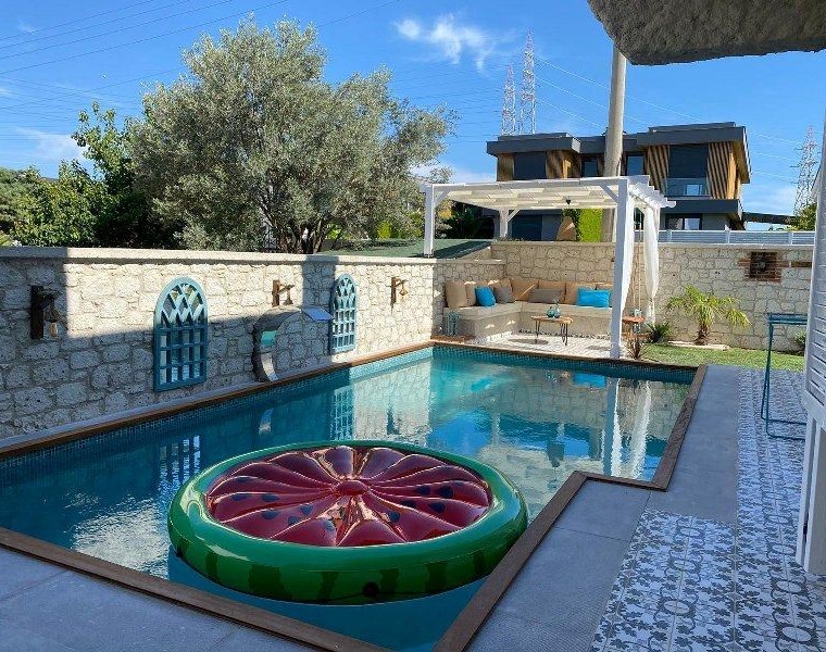  İzmir Çeşme Alaçatı Müstakil Havuzlu 4+1 Dubleks Taş Villa